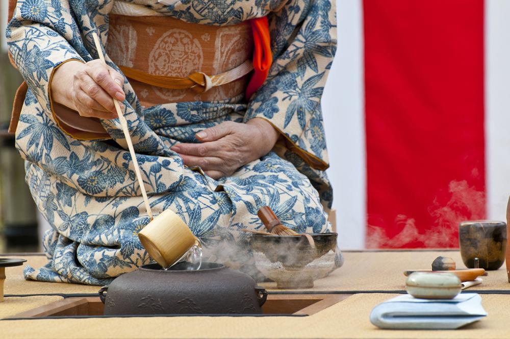 La cérémonie du thé, un art traditionnel et millénaire 